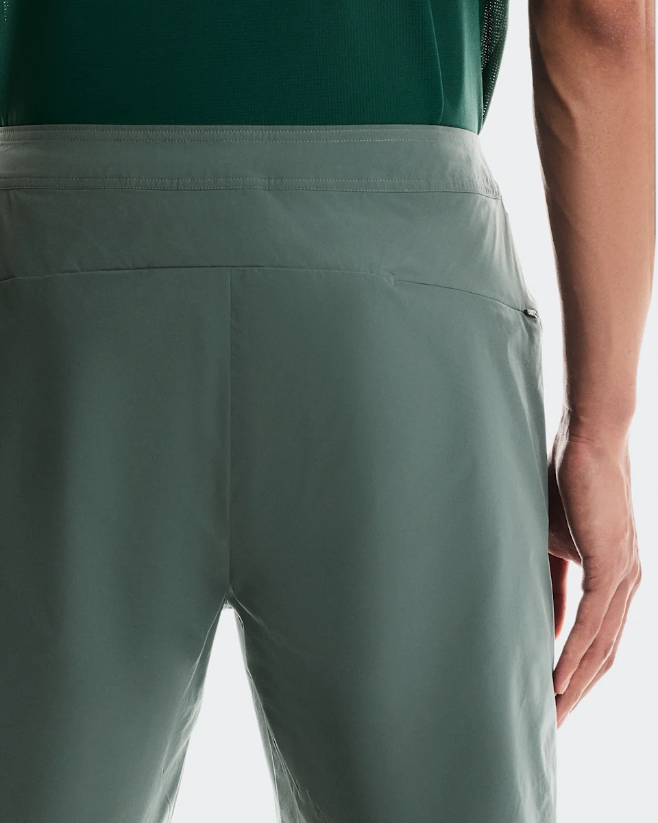 On Performance Hybrid Short Olive Masculino
