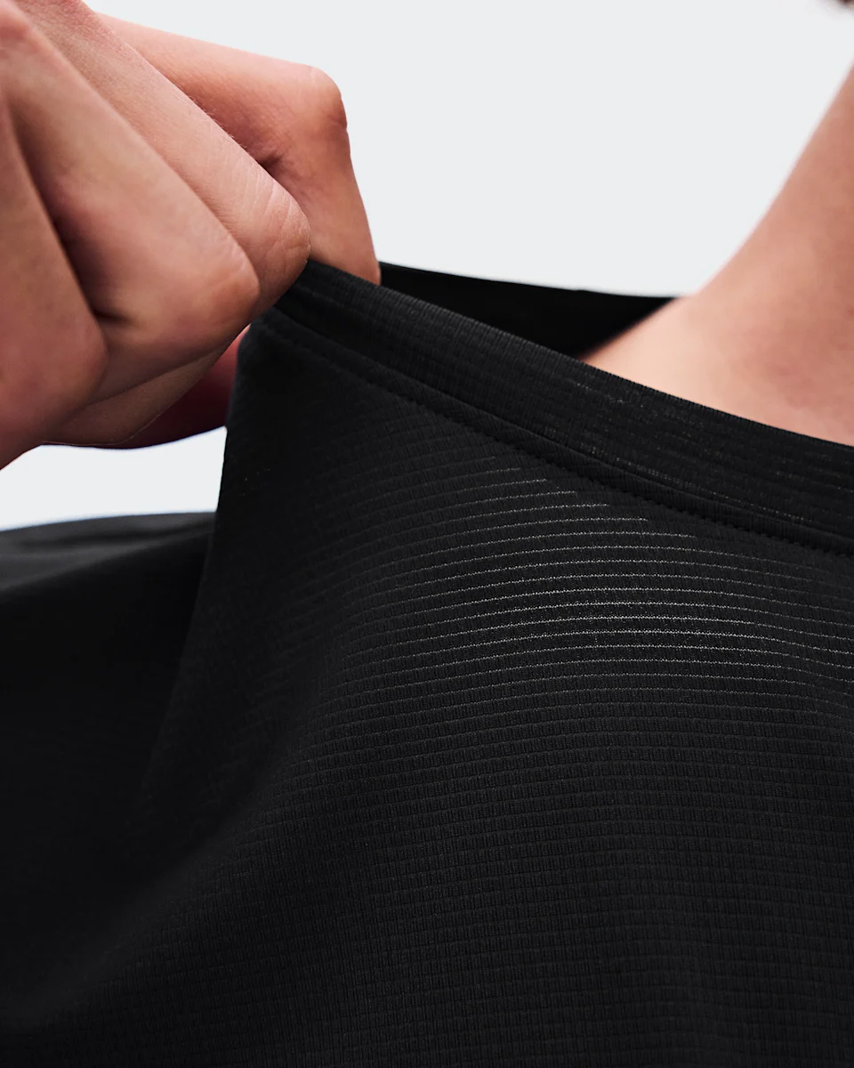 On Core-T Graphic Black Masculino