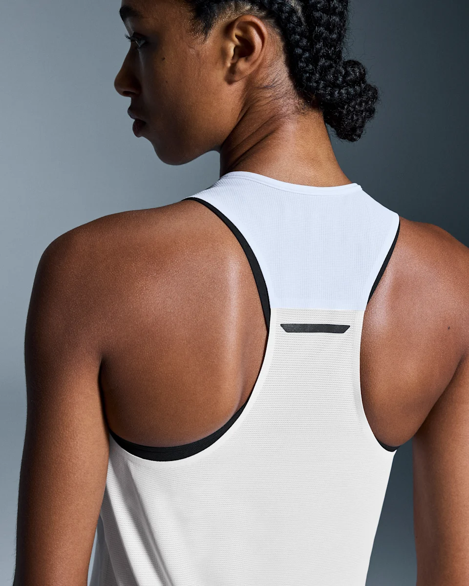 On Performance Tank White & Silver Feminino
