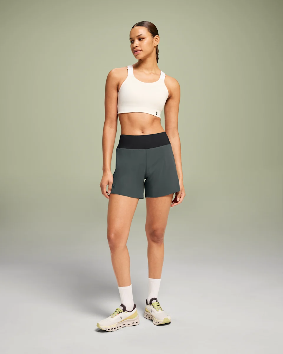 On 5" Running Shorts Lead & Black Feminino