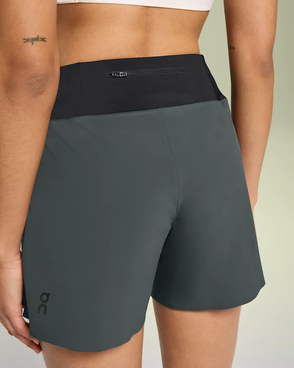 On 5" Running Shorts Lead & Black Feminino