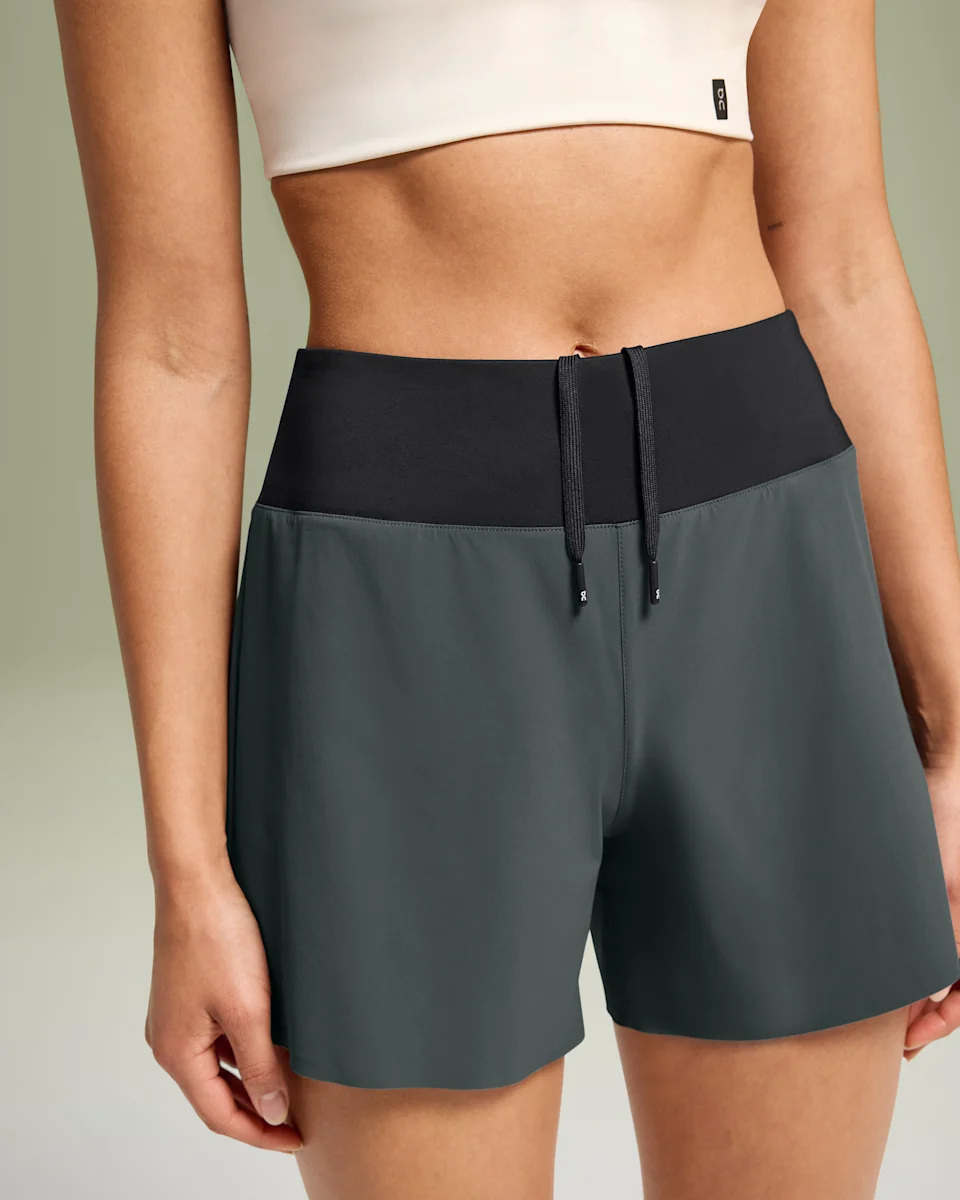 On 5" Running Shorts Lead & Black Feminino