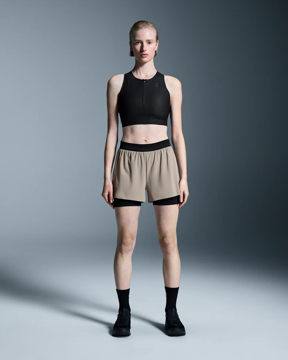 On 3" Performance 2/1 Shorts Cinder & Black Feminino