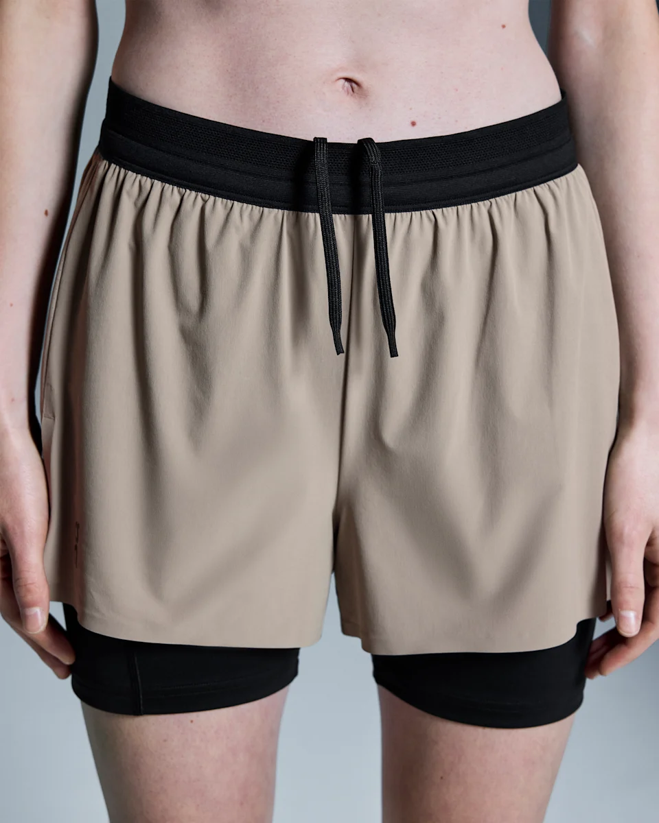 On 3" Performance 2/1 Shorts Cinder & Black Feminino