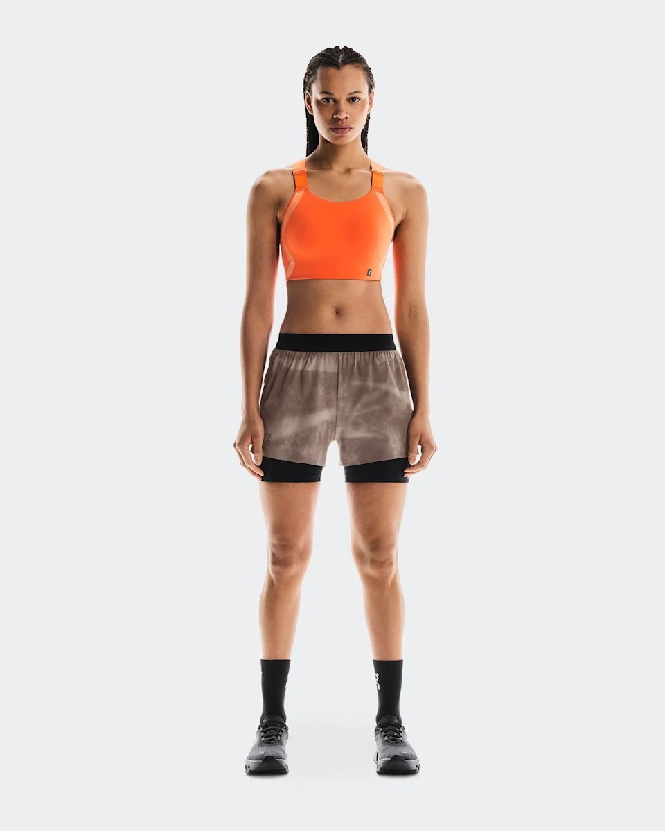 On 3" Performance Shorts AOP Cinder & Black Feminino – Corrida de alta performance, leve, absorção de umidade