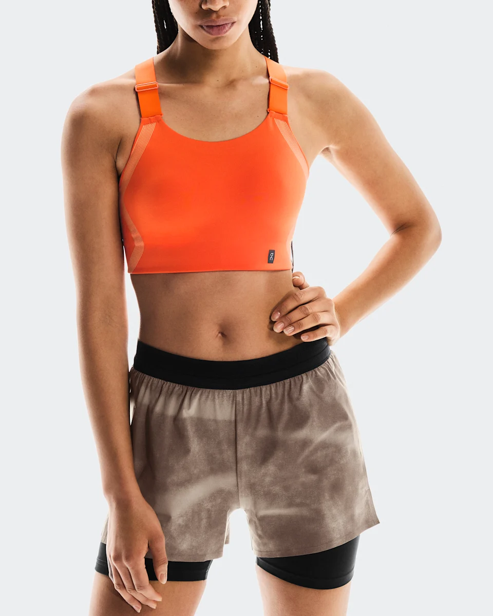 On 3" Performance Shorts AOP Cinder & Black Feminino