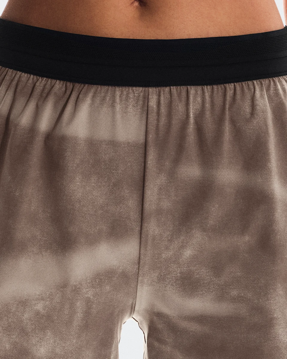 On 3" Performance Shorts AOP Cinder & Black Feminino