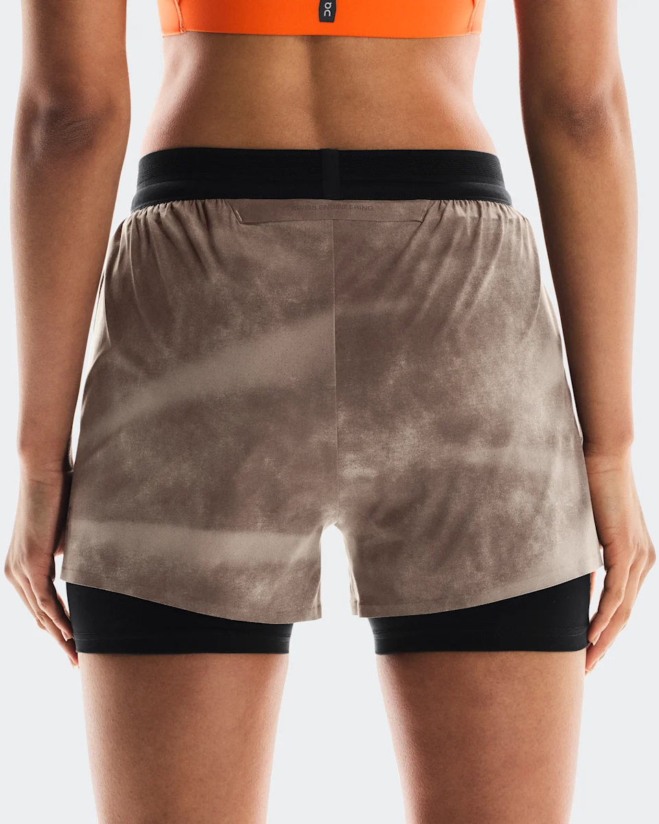 On 3" Performance Shorts AOP Cinder & Black Feminino