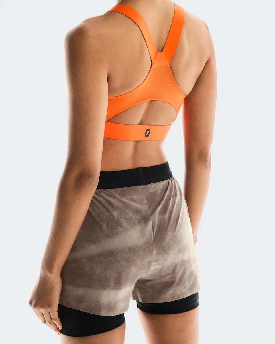 On 3" Performance Shorts AOP Cinder & Black Feminino