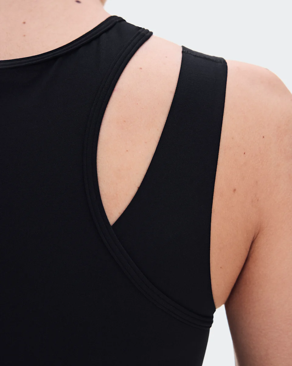 On Studio Asymmetric Crop Black Feminino