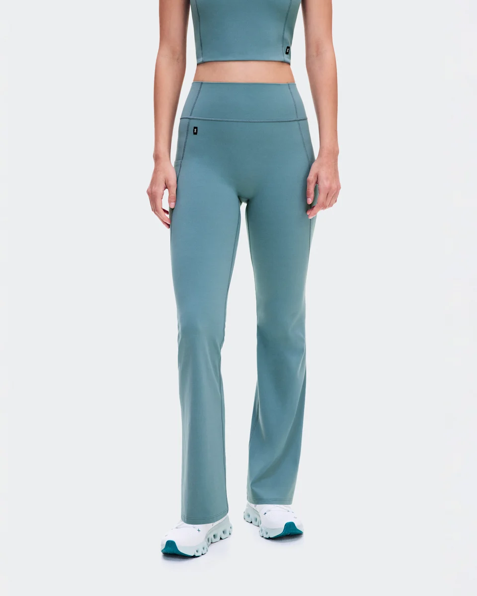 On Studio Flared Pants 30" Agave Feminino