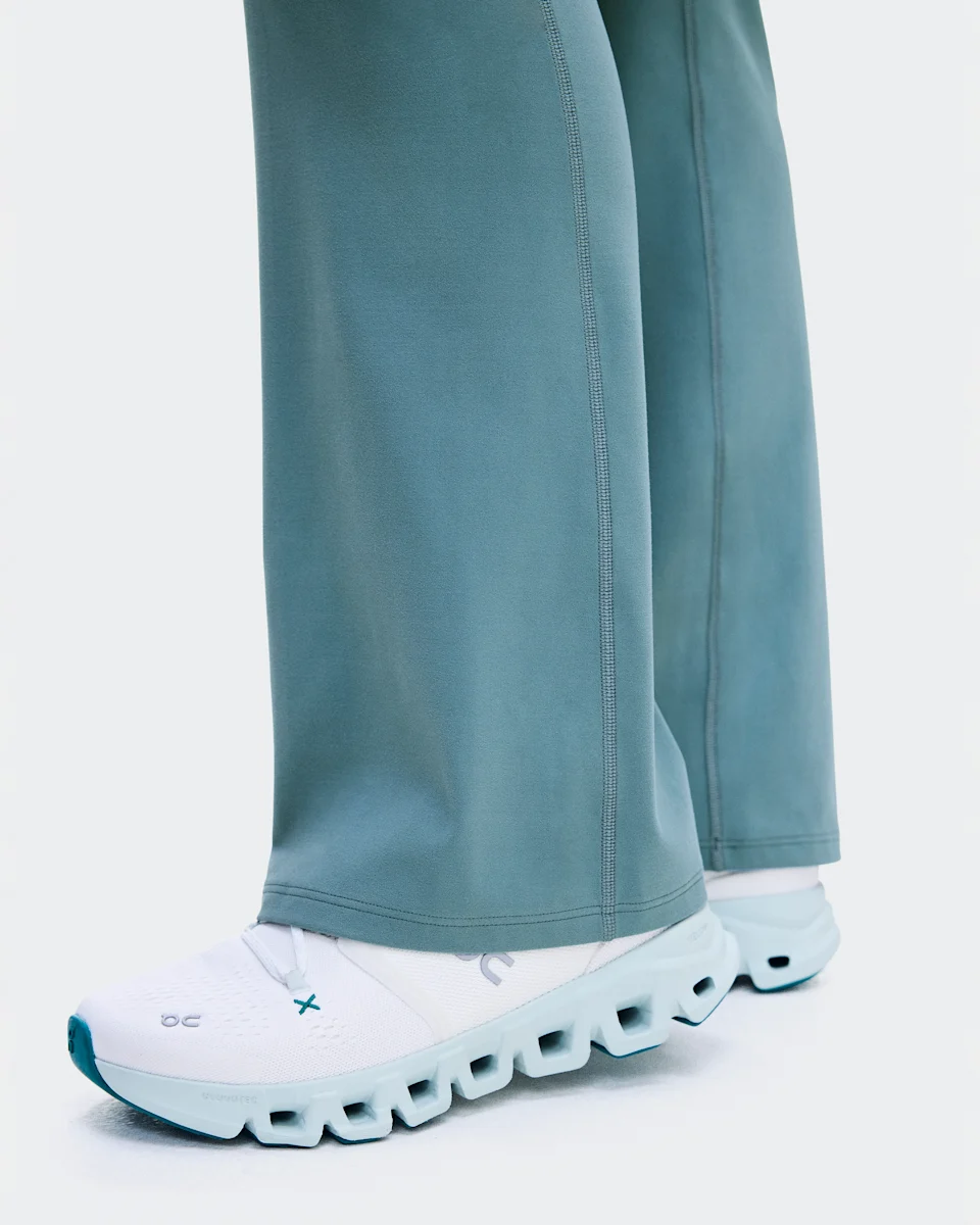 On Studio Flared Pants 30" Agave Feminino