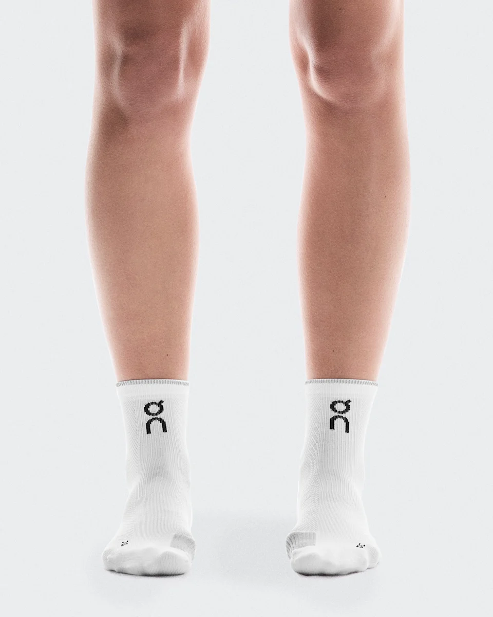On Performance Run Sock Mid White & Glacier Unissex – Corrida de alta performance, respirável, acolchoamento