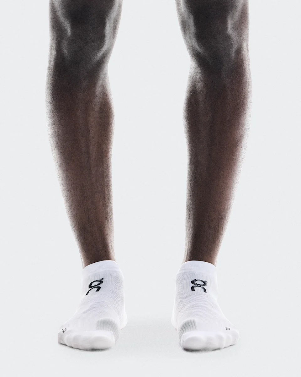 On Performance Run Sock Low White & Glacier Unissex – Corrida de alta performance, respirável, acolchoamento