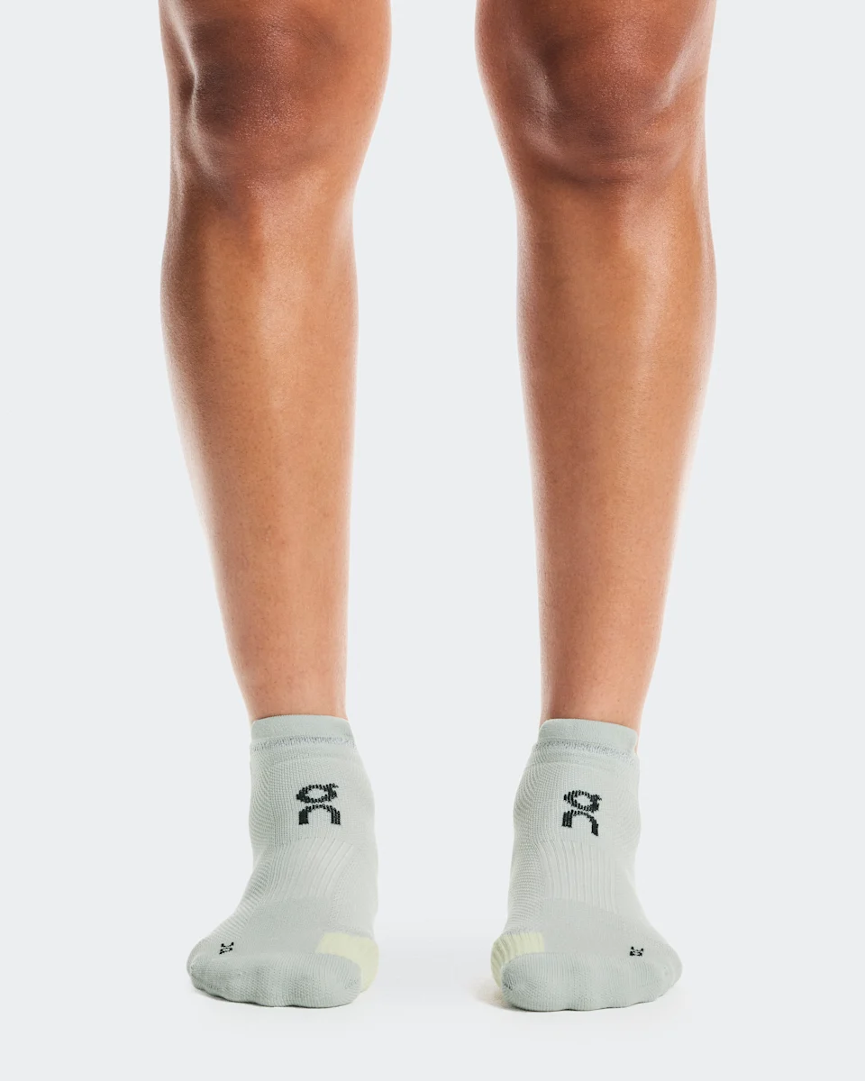 On Performance Run Sock Low Tin & Lemonade Unissex – Corrida de alta performance, respirável, acolchoamento