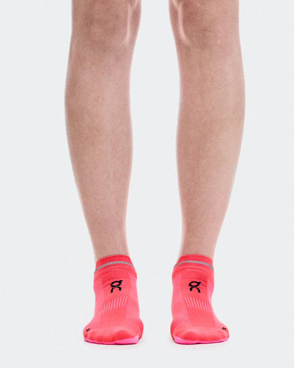 On Elite Run Sock Low Camellia & Azalea Unissex – Competição, absorção de suor, respirável