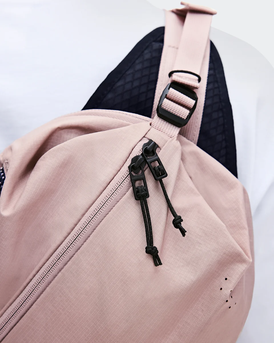 On Sling Pack 9L Biscuit & Black 