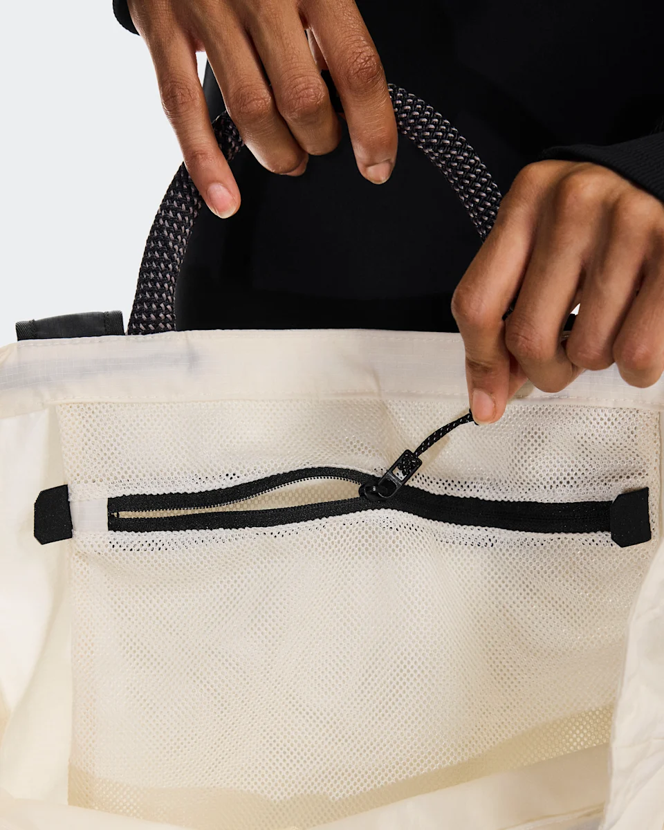 On Tote Pack 25L Cream & Black 