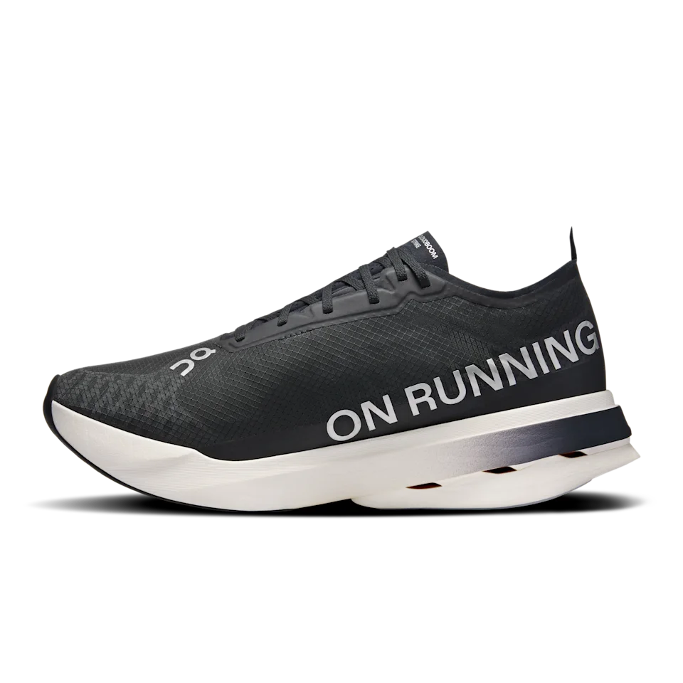 On Cloudboom Strike Black & White Masculino